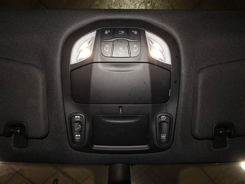 Used 2025 Chrysler Pacifica Limited FWD image 31