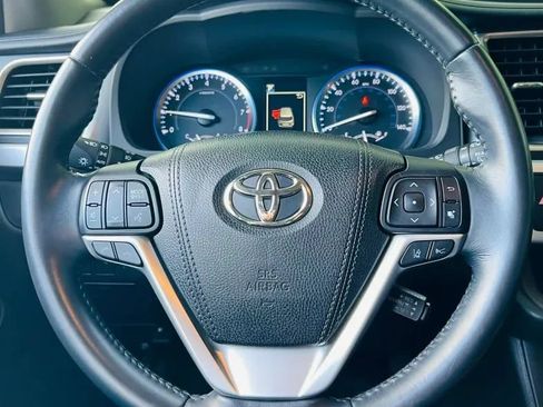 Used 2017 Toyota Highlander XLE w/ Carpet Mat Package AWD/4WD image 12
