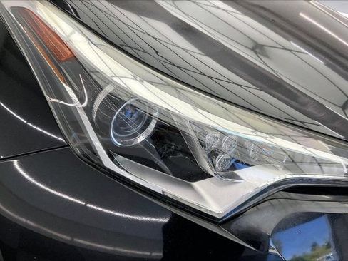 Used 2019 Toyota C-HR XLE FWD image 28