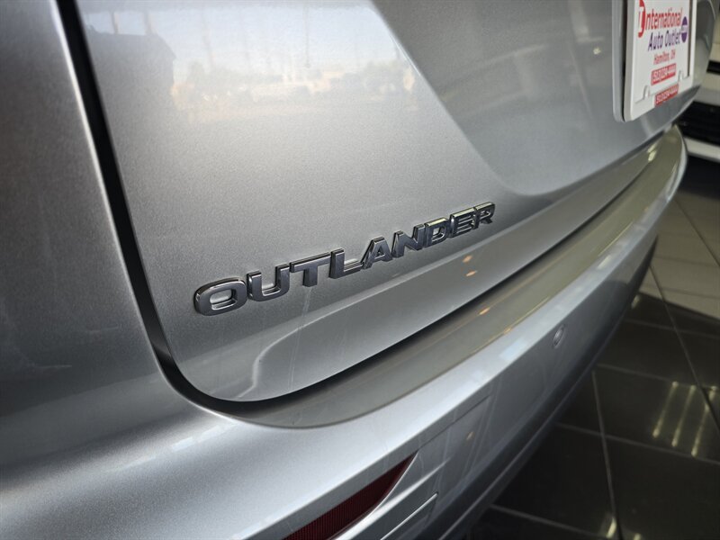 Used 2024 Mitsubishi Outlander ES FWD image 25