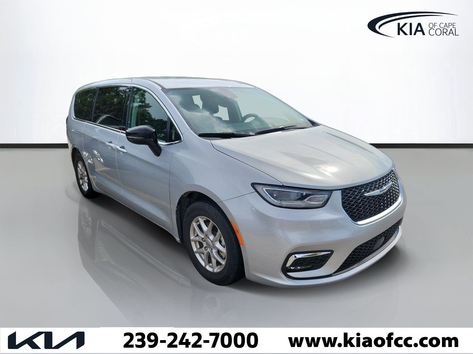 Used 2024 Chrysler Pacifica Touring-L FWD image 1
