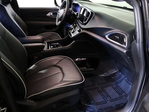 Used 2025 Chrysler Pacifica Limited FWD image 35