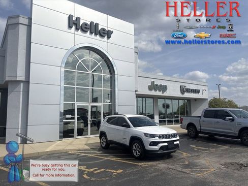 Used 2025 Jeep Compass Latitude AWD/4WD image 1