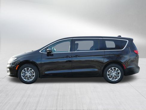 New 2026 Chrysler Pacifica Limited w/ Trailer Tow Group image 4