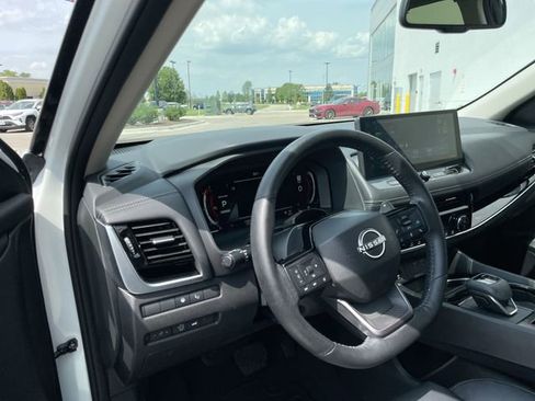 Used 2025 Nissan Rogue SL w/ Tech Package image 9