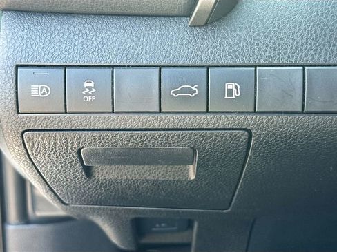 Used 2018 Toyota Camry LE FWD image 13