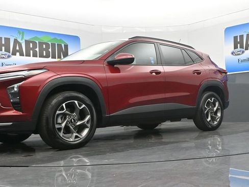 Used 2025 Chevrolet Trax LT w/ LT Convenience Package image 19