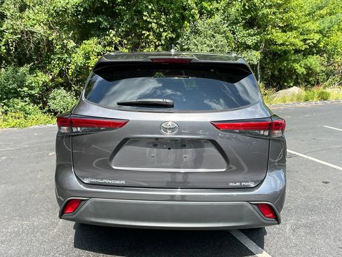 Used 2021 Toyota Highlander XLE AWD/4WD image 5