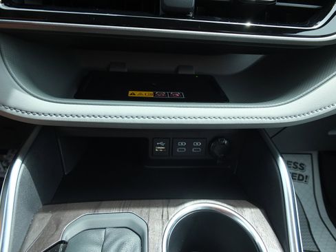 Used 2026 Toyota Highlander Limited AWD/4WD image 30