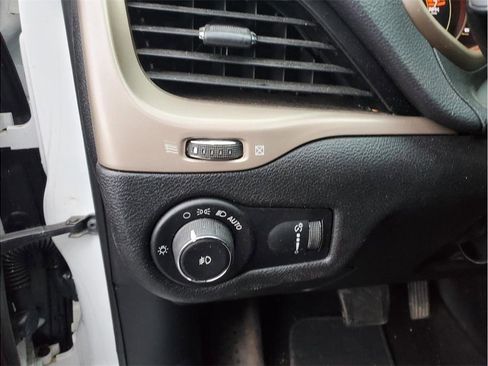 Used 2018 Jeep Cherokee Latitude FWD image 35