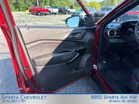 Used 2024 Chevrolet Trax RS w/ Sunroof Package FWD image 11