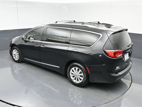 Used 2018 Chrysler Pacifica Touring-L image 28