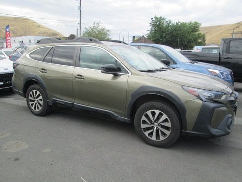 Used 2023 Subaru Outback Premium AWD/4WD image 1