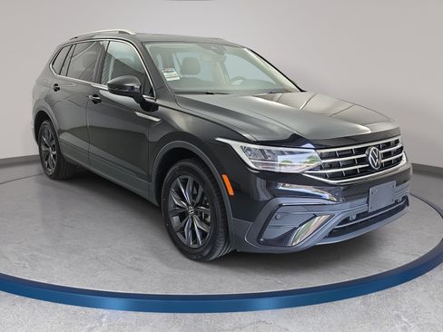 Used 2022 Volkswagen Tiguan SE w/ Panoramic Sunroof Package AWD/4WD image 3