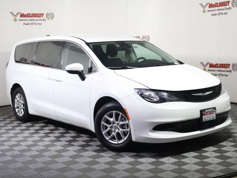 Used 2023 Chrysler Voyager LX FWD image 2