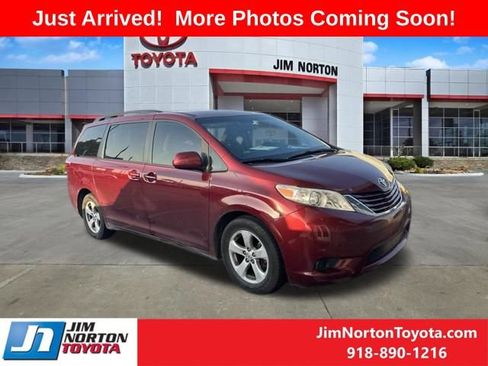 Used 2017 Toyota Sienna LE FWD image 1