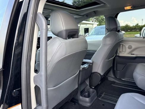 Used 2024 Toyota Sienna XLE FWD image 11
