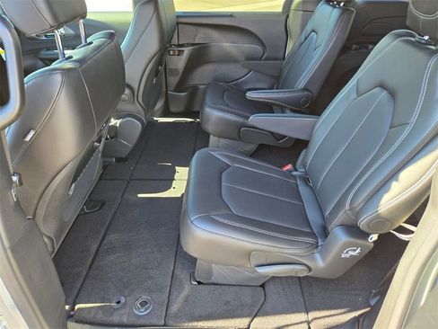 New 2026 Chrysler Pacifica Select AWD/4WD image 7