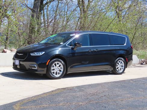 Used 2023 Chrysler Pacifica Touring-L FWD image 7