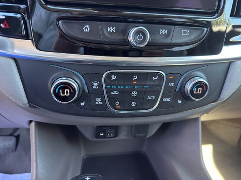 Used 2020 Chevrolet Traverse LT w/ LT Premium Package image 17