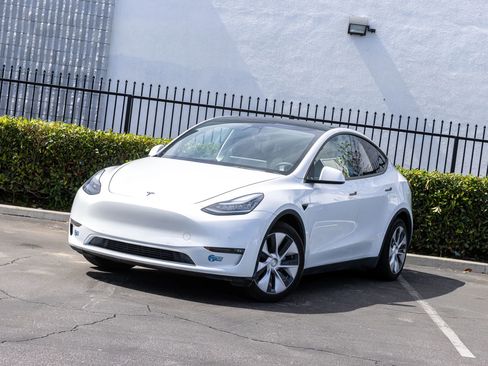 Used 2021 Tesla Model Y Long Range image 18