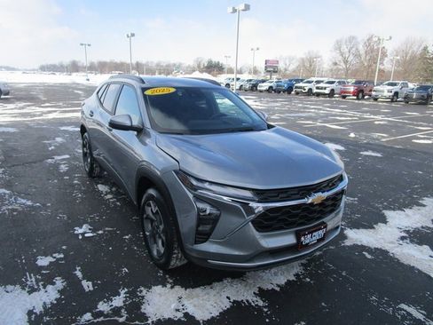 Certified 2025 Chevrolet Trax LT w/ LT Convenience Package image 11