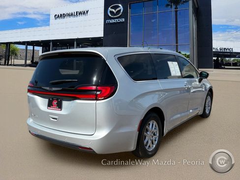 Used 2024 Chrysler Pacifica Touring-L FWD image 9