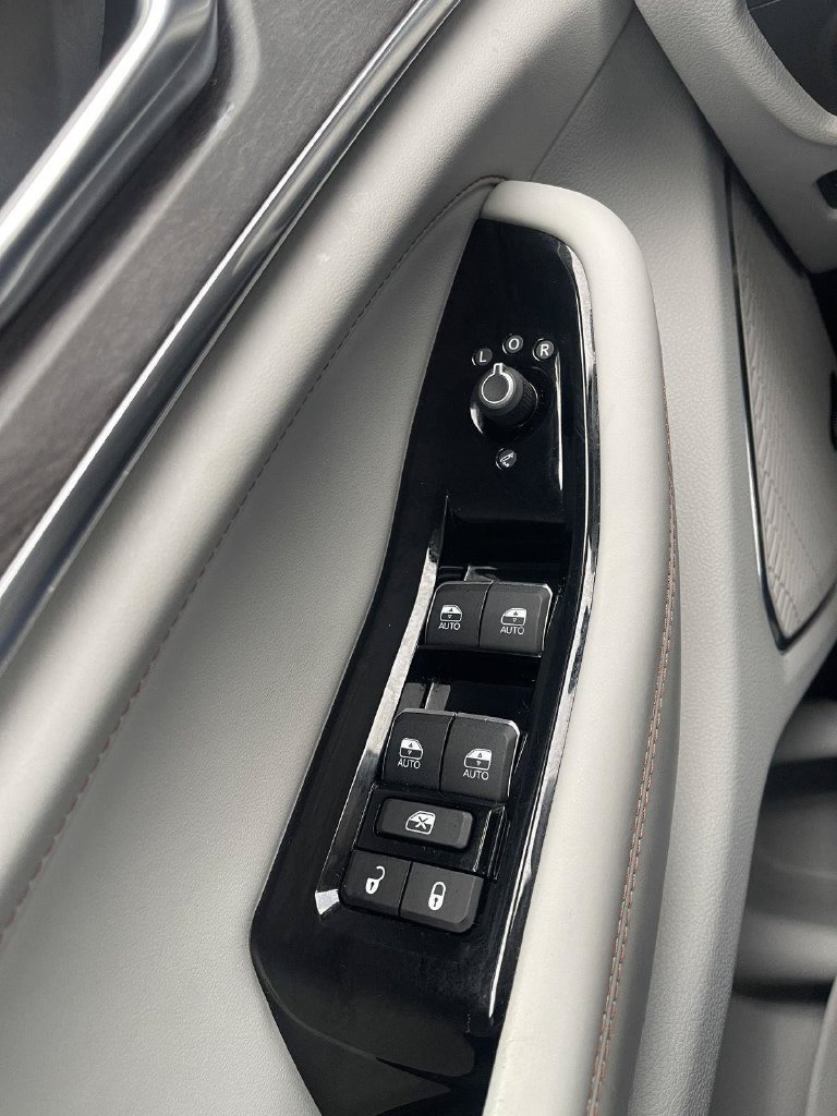 Used 2022 Jeep Grand Cherokee Overland w/ Luxury Tech Group IV AWD/4WD image 19