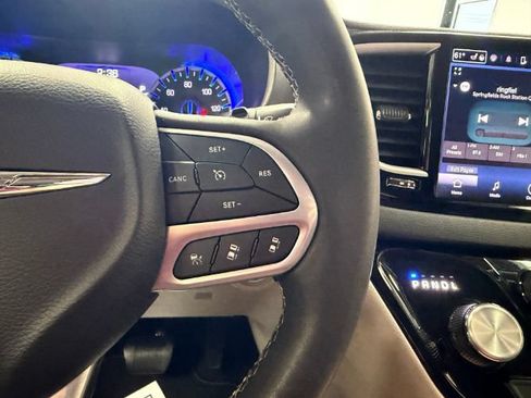 Used 2023 Chrysler Pacifica Touring-L FWD image 24
