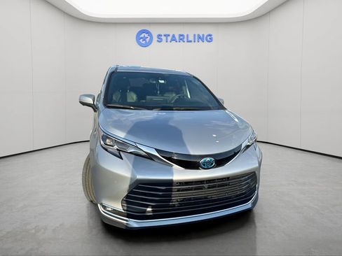 Used 2025 Toyota Sienna Platinum AWD/4WD image 6