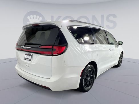 Used 2022 Chrysler Pacifica Touring-L image 4