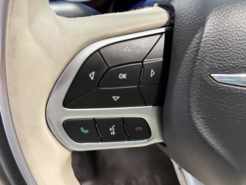 Used 2020 Chrysler Pacifica Limited FWD image 18