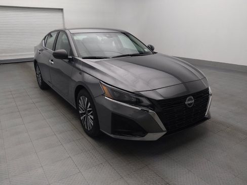 Used 2025 Nissan Altima 2.5 SV FWD image 13