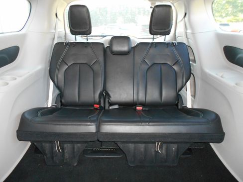 Certified 2024 Chrysler Pacifica Touring-L image 8