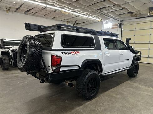 Used 2018 Toyota Tacoma TRD Off-Road AWD/4WD image 3