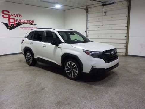 Used 2025 Subaru Forester Touring w/ Protection Package (1PH) AWD/4WD image 5