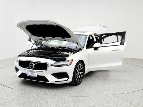 Used 2019 Volvo S60 T6 Momentum w/ Multimedia Package image 9