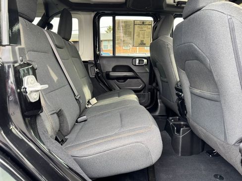 Used 2024 Jeep Wrangler Sahara image 14
