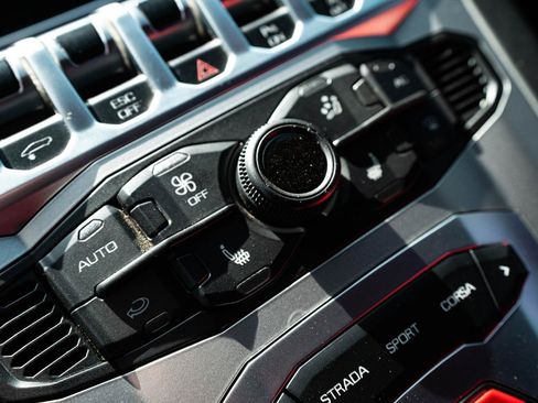 Used 2014 Lamborghini Aventador LP 700-4 image 40