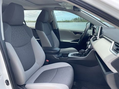 Used 2020 Toyota RAV4 XLE w/ Convenience Package FWD image 7