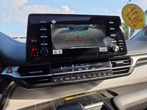 Used 2021 Toyota Sienna Limited image 35