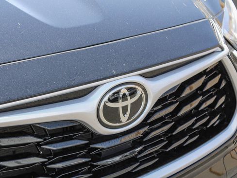 Used 2023 Toyota Highlander LE FWD image 6