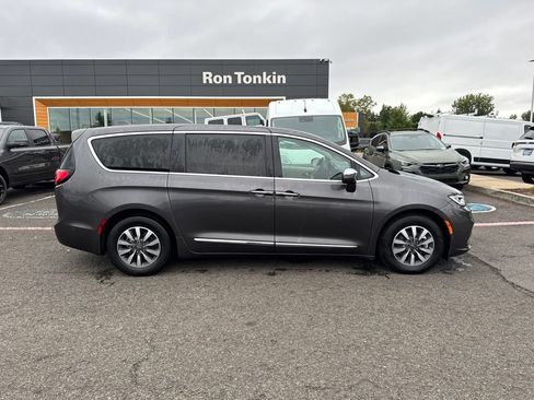 Used 2022 Chrysler Pacifica Limited FWD image 10