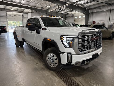 Used 2026 GMC Sierra 3500 Denali w/ Denali Reserve Package AWD/4WD image 2