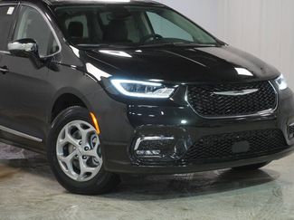New 2023 Chrysler Pacifica Limited w/ Uconnect Theater Family Group video 3