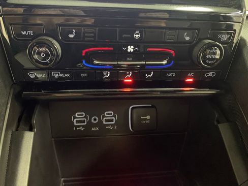 Used 2025 Jeep Grand Cherokee Limited w/ Black Appearance Package AWD/4WD image 19