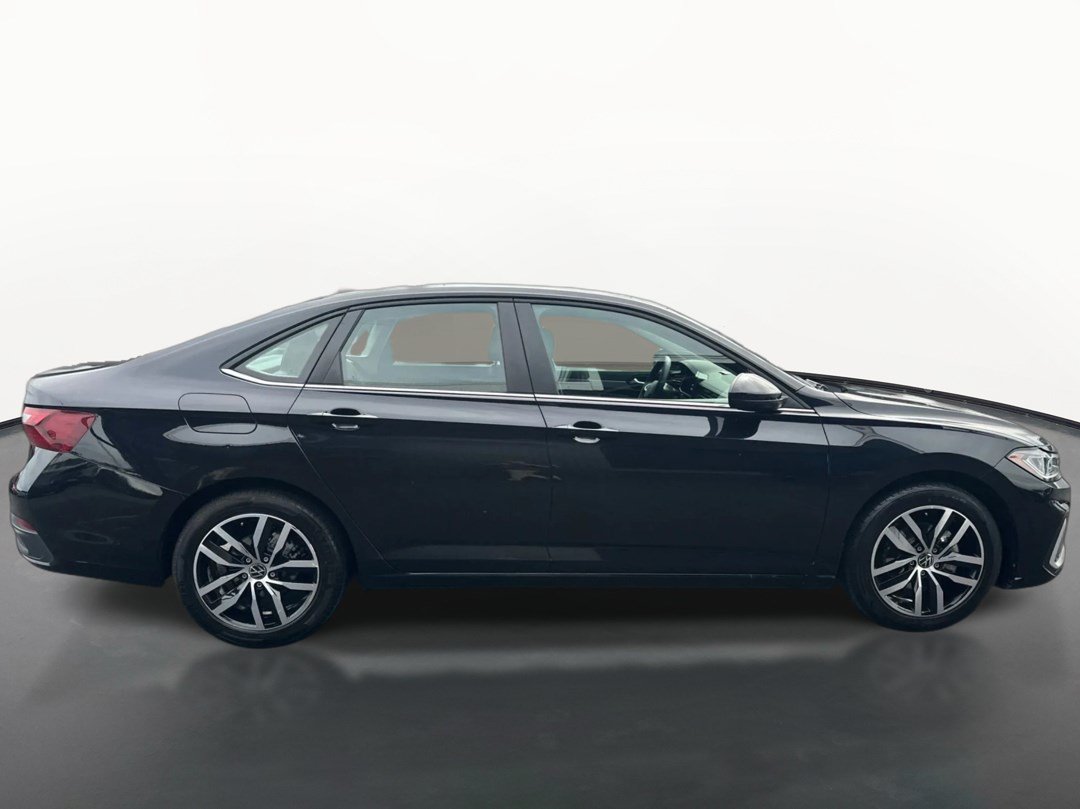 Used 2025 Volkswagen Jetta SE FWD image 2
