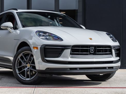 Certified 2023 Porsche Macan image 9