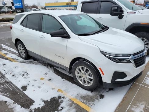 Used 2022 Chevrolet Equinox LS w/ LS Convenience Package image 2
