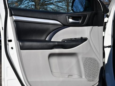 Used 2018 Toyota Highlander XLE image 10